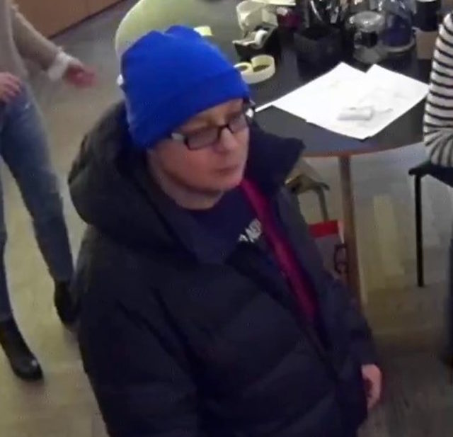 Policjanci szukają mężczyzny, który ukradł perfumy