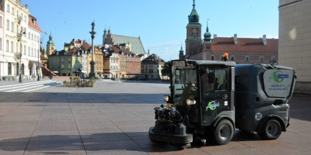 Sprzątanie ul. Krakowskie Przedmieście Fot. ZOM