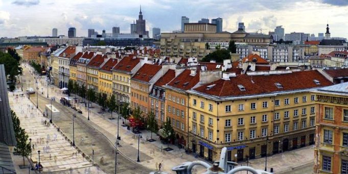 Widok na ulicę Krakowskie Przedmieście z dzwonnicy kościoła Św. Anny. Fot. Sławek L (Wikipedia)
