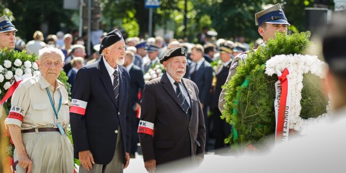 Powstańcy - od lewej Eugeniusz Tyrajski, Leszek Żukowski i Zbigniew Galperyn. Fot PO RP (Wikimedia)