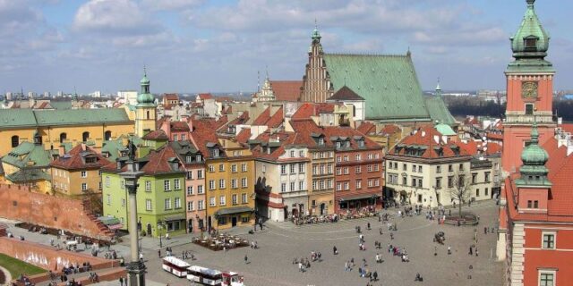 Starówka i Plac Zamkowy w Warszawie widziany z wieży kościoła św. Anny Fot. Adrian Grycuk (Wikimedia)