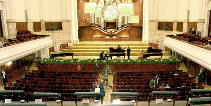 Wnętrze sali koncertowej podczas Konkursu Chopinowskiego w 2005. Fot Jialiang Gao (Wilkimedia)