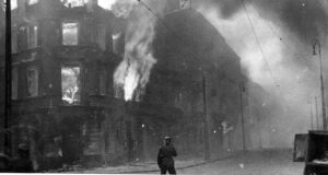 Powstanie w getcie warszawskim. Płoną podpalone przez Niemców kamienice przy ulicy Zamenhofa