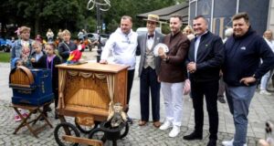 Kataryniarz Jan - ze znajomymi z Radomia. Fot. Łukasz Wójcik z UM Radom