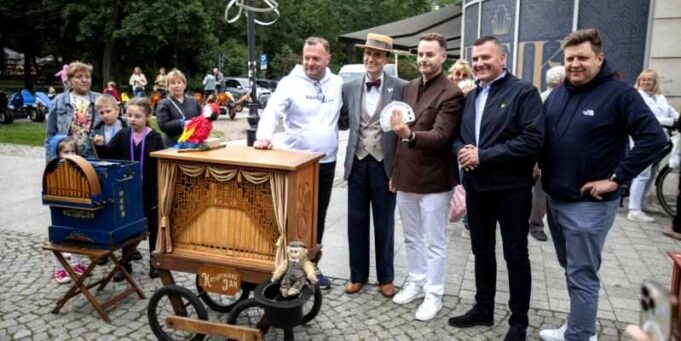 Warszawski Kataryniarz w Radomiu Kataryniarz Jan - ze znajomymi z Radomia. Fot. Łukasz Wójcik z UM Radom