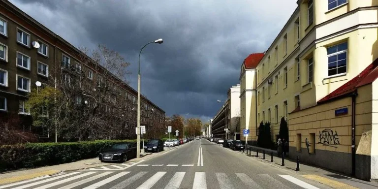 File source: https://commons.wikimedia.org/wiki/File:Ulica_Nowolipie_przy_%C5%BBelaznej.jpg